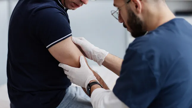 Seltene Hautinfektion breitet sich in Europa aus In Europa wurden 123 Fälle von Dermatophilose registriert. Wie sich Dermatophilus congolensis überträgt, welche Symptome auftreten und wer gefährdet ist.