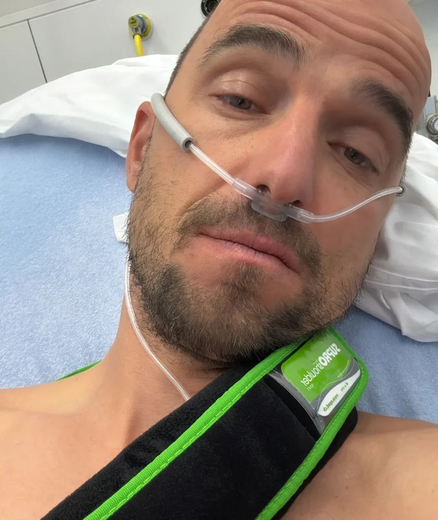 Olympiasieger Nino Schurter bricht sich bei einem Sturz mit einem Bergroller den Arm. Die Mountainbike-Legende wird per Hubschrauber gerettet.