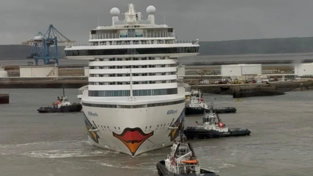AIDAperla reißt sich los: Gangways stürzen ins Wasser Sturm reißt die AIDAperla in Le Havre vom Kai: Das Schiff rammt die Pier, Gangways stürzen ins Wasser und Hunderte Passagiere warten an Land.