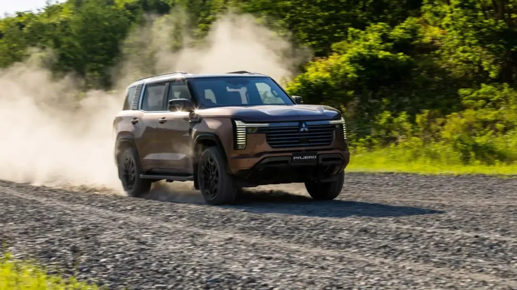 Mitsubishi präsentiert neuen Pajero nach fünfjähriger Pause Mitsubishi präsentiert den neuen Pajero: Der siebensitzige Geländewagen erhält Leiterrahmen, Dieselmotor mit 480 Nm und modernen Allradantrieb.
