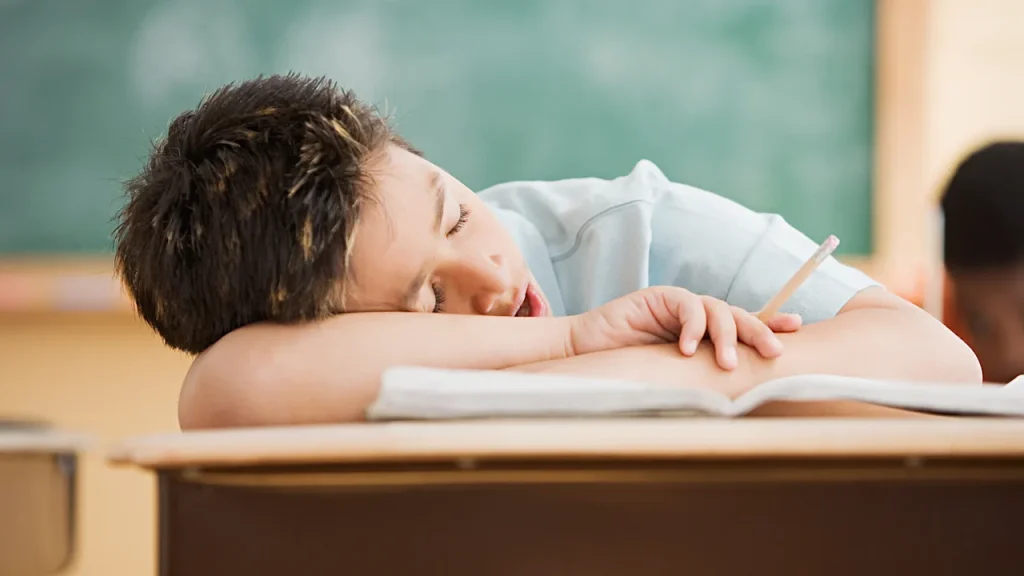 Fast jedes zweite Schulkind in Deutschland schläft schlecht Fast jedes zweite Schulkind in Deutschland schläft schlecht, 69 Prozent fühlen sich regelmäßig erschöpft. Eine Studie zeigt sinkendes Wohlbefinden.