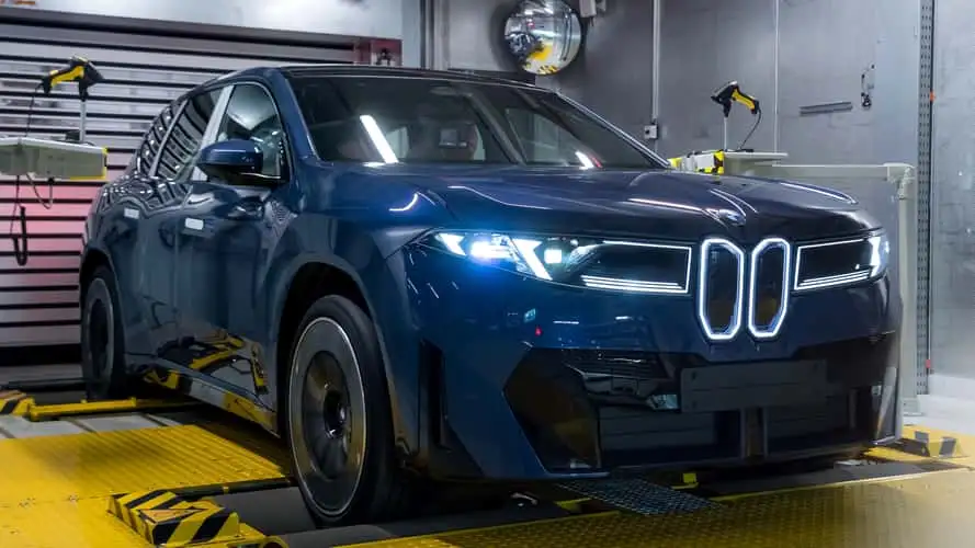 BMW stellt iX3-Werk wegen 100.000 Bestellungen auf 24-Stunden-Betrieb um BMW stellt das iX3-Werk in Debrecen auf 24-Stunden-Betrieb um. In Europa liegen mehr als 100.000 Bestellungen für das Elektro-SUV vor