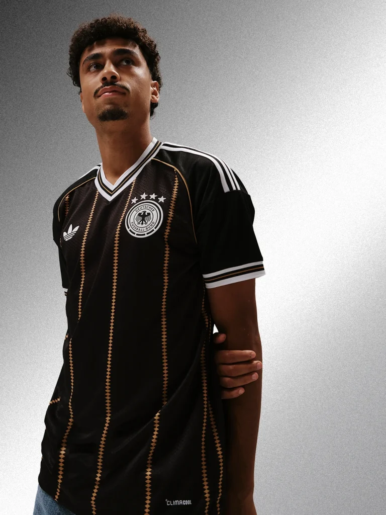 UEFA verbietet Deutschlands Retro-Trikot vor dem Niederlande-Spiel: Das sind die zwei Gründe Die UEFA verbietet Deutschlands grünes Retro-Trikot von 1990. Gegen die Niederlande läuft das Team von Jürgen Klopp im neuen schwarzen Adidas-Trikot auf.