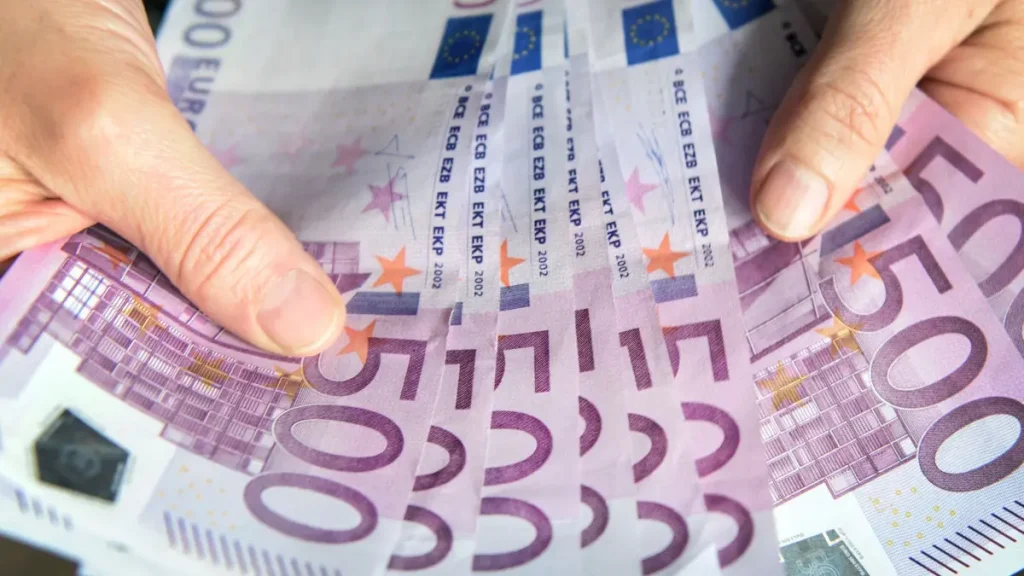 Deutschland will Unternehmen zu digitalen Zahlungen neben Bargeld verpflichten. Was sich für Verbraucher ändert und ob Bargeld weiterhin erhalten bleibt.