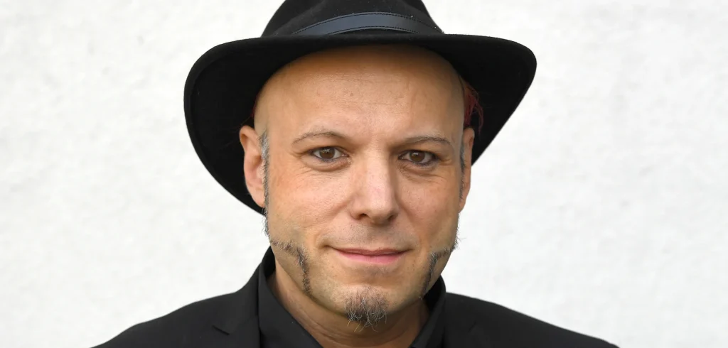 Bruno Kramm, Mitbegründer der deutschen Band Das Ich und ehemaliger Piratenpolitiker, ist nach einem Konzert in Granada im Alter von 58 Jahren gestorben.