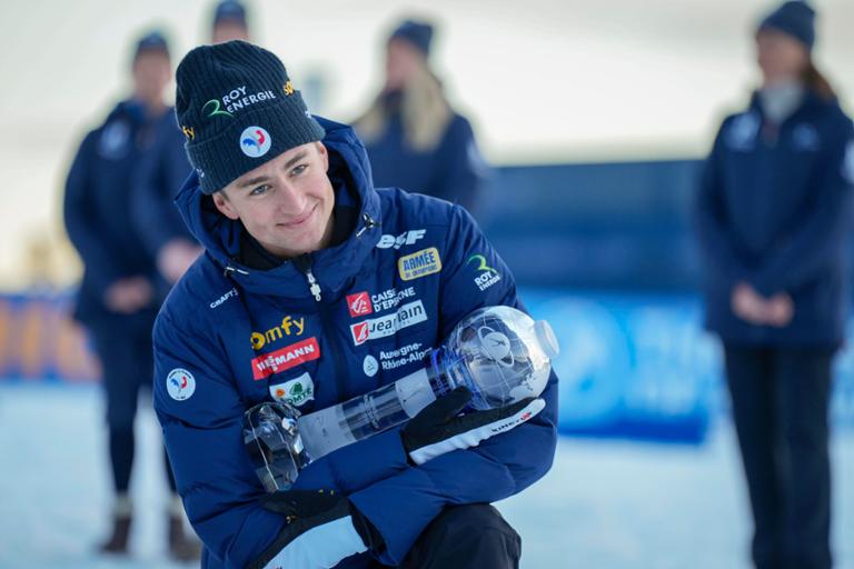 Éric Perrot wechselt vor der neuen Saison sein Gewehr Éric Perrot wechselt vor der Biathlon-Saison 2026/27 sein Gewehr. Der Olympiasieger hat den neuen Schaft bereits im Training und Wettkampf getestet.