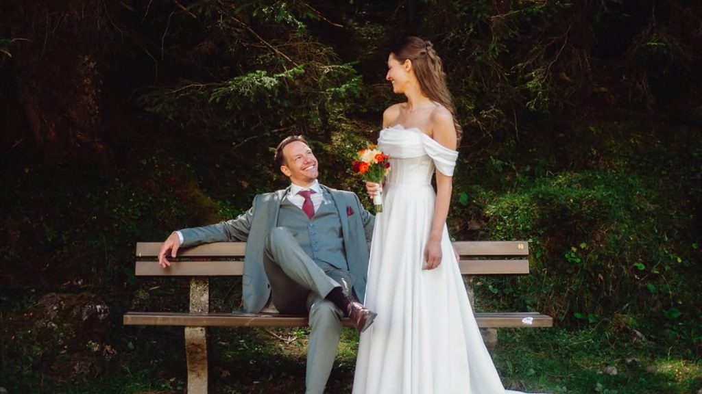 Sebastian Holzmann hat seine langjährige Partnerin Sophie geheiratet. Die Hochzeit fand fünf Monate nach seinem Karriereende 2026 in Oberstdorf statt.
