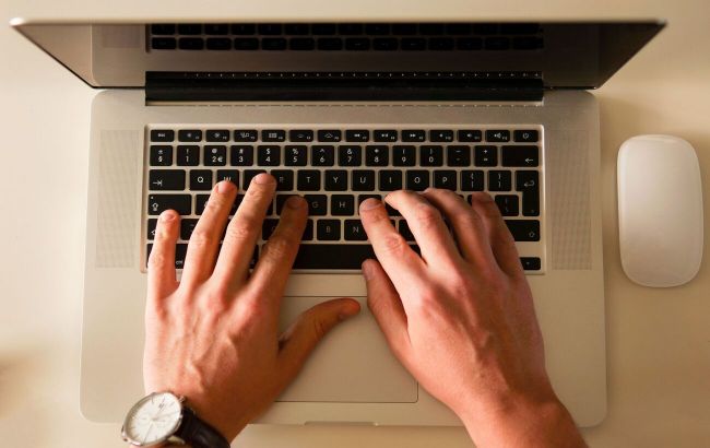 ChatGPT auf dem Mac erhält Zugriff auf private Nachrichten: So funktioniert die neue Funktion ChatGPT integriert Apple Messages auf dem Mac und kann Nachrichten suchen und Antworten vorbereiten. Diese Berechtigungen sind nötig und so wird der Datenschutz geregelt.