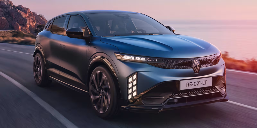 Renault Megane E-Tech 2026: Neue Batterie bringt mehr Reichweite und schnelleres Laden Renault überarbeitet den Megane E-Tech: 67-kWh-LFP-Batterie, bis zu 494 km WLTP-Reichweite, schnelleres Laden und zwei Ausstattungen ab 34.990 Euro.