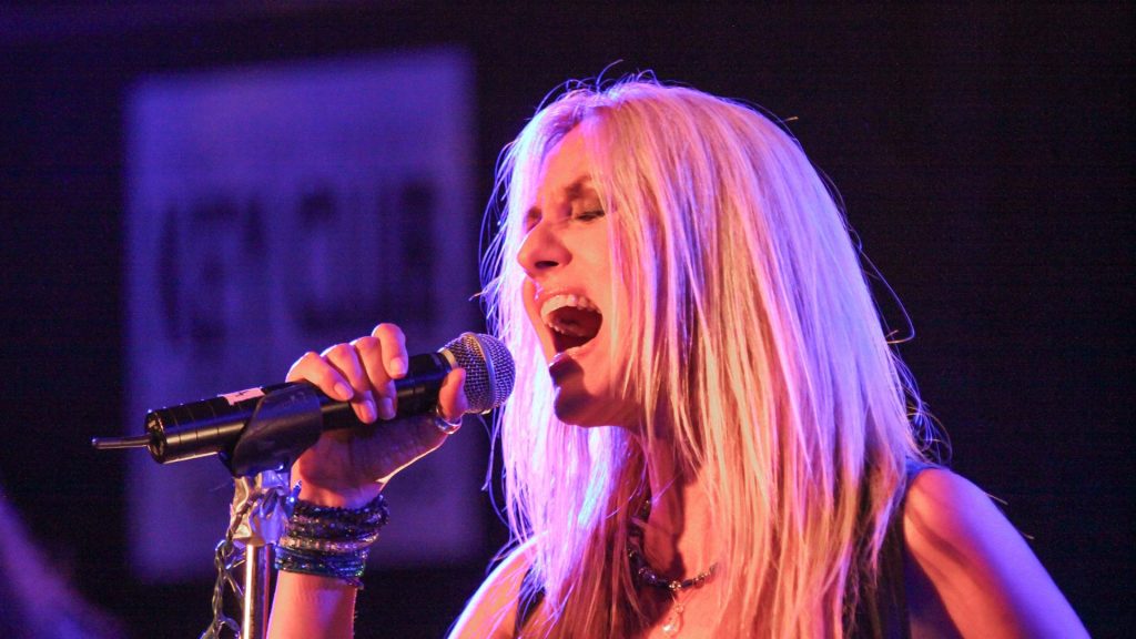 Die kanadische Rock- und Bluessängerin Sass Jordan ist im Alter von etwa 63 Jahren gestorben. Ihre größten Songs, das Album „Racine“ und ihre Karriere.