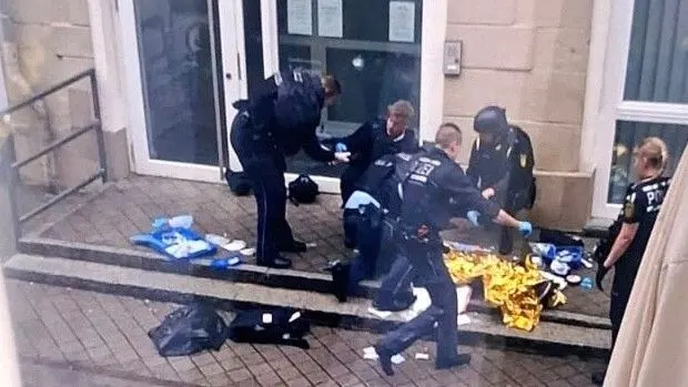 Polizei erschießt bewaffneten 27-Jährigen vor dem Rathaus in Tuttlingen In Tuttlingen erschießt die Polizei einen bewaffneten 27-Jährigen vor dem Rathaus. Zeugen hören fünf Schüsse. Das LKA ermittelt zu den Hintergründen.