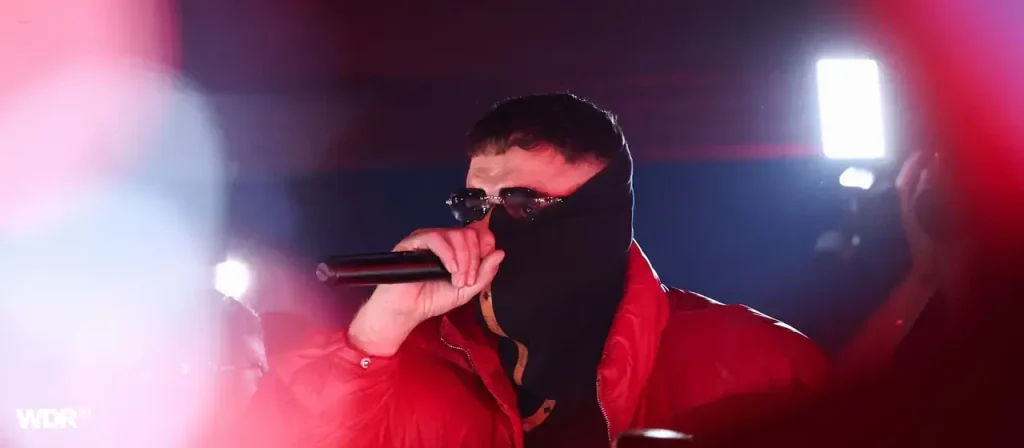 Rapper Haftbefehl liegt nach einem mutmaßlichen Drogenrückfall im Krankenhaus. Seine Konzerte sind abgesagt. Was über seinen Zustand bekannt ist.