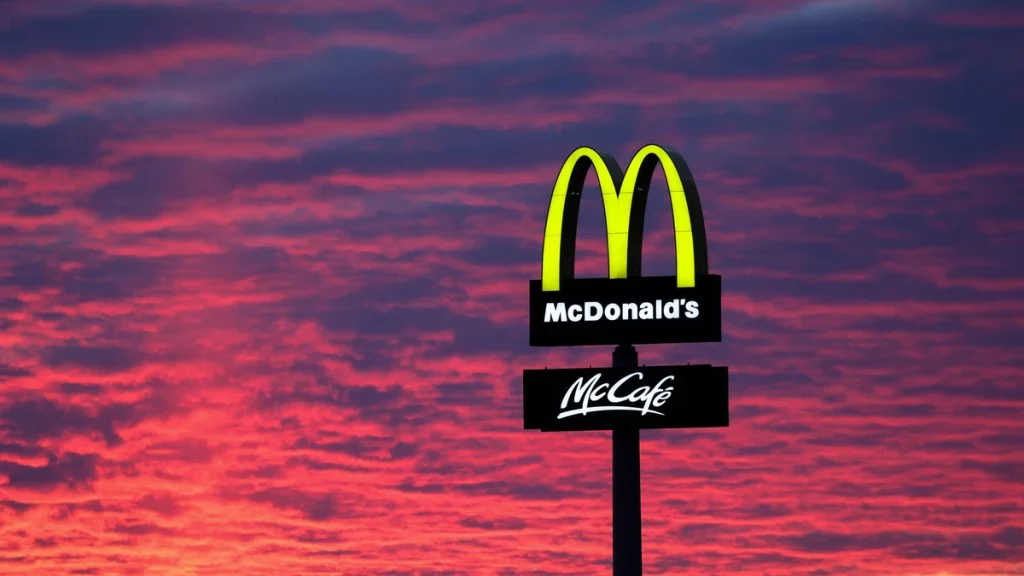McDonald's streicht den McRib nach 37 Jahren aus dem deutschen Sortiment. Ab 27. Oktober 2026 kommt der McRib Sweet Heat. Das kostet der neue Burger.