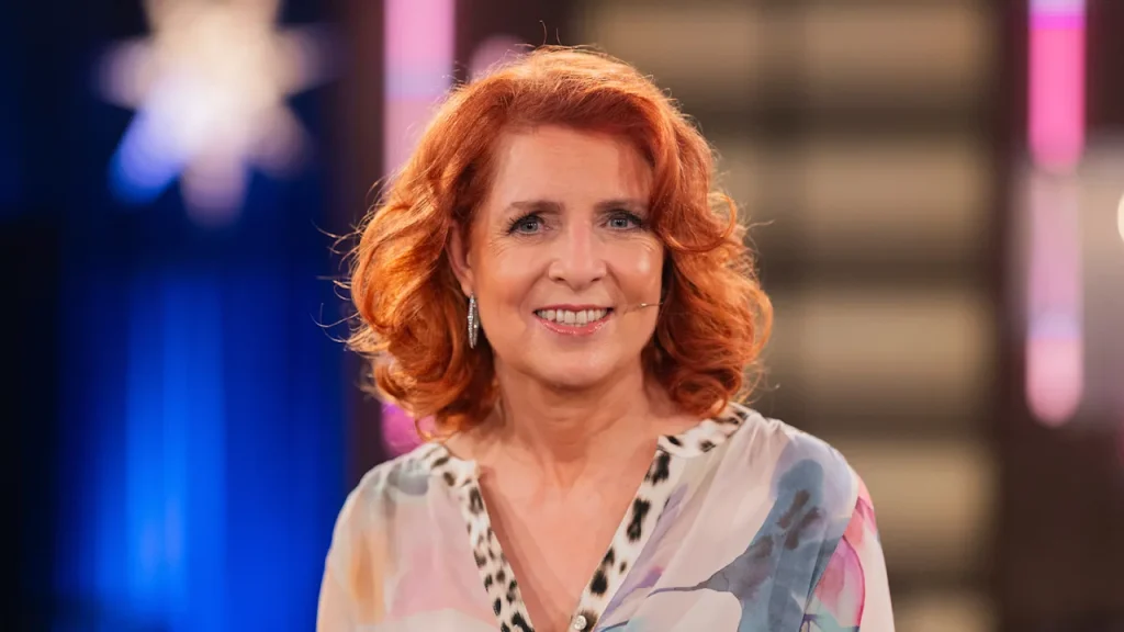 Monica Lierhaus hat sich bei einem Sturz in ihrer Wohnung das Bein gebrochen. Die RTL-Moderatorin spricht über ihre Genesung und ihr geplantes Comeback.