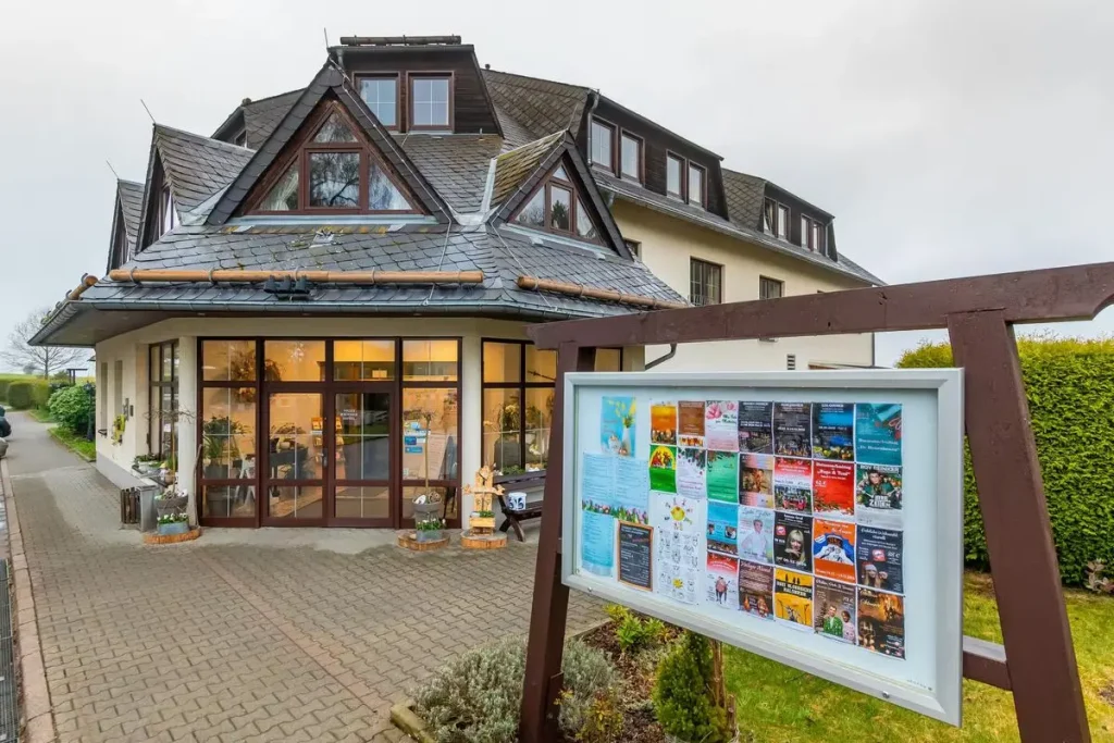 Im Erzgebirge schließt das Hotel Waldesruh nach langer Insolvenz. In Klaffenbach müssen nach einem Abwasserschaden 350 Tonnen Erdreich ausgetauscht werden.