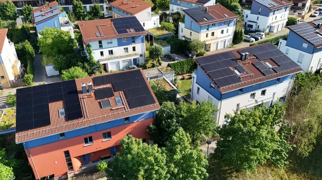 Solaranlagen in Deutschland: Ab 2029 drohen Eigentümern zusätzliche Kosten Ab 2029 könnten Besitzer von Solaranlagen in Deutschland höhere Netzentgelte zahlen. Wer betroffen ist, welche Kosten drohen und welche Ausnahmen gelten.