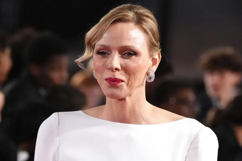 Fürstin Charlène von Monaco zeigt sich mit kurzem Bob und Miu-Miu-Brille. So sieht der neue Look der Ehefrau von Fürst Albert II. im Oktober 2026 aus.