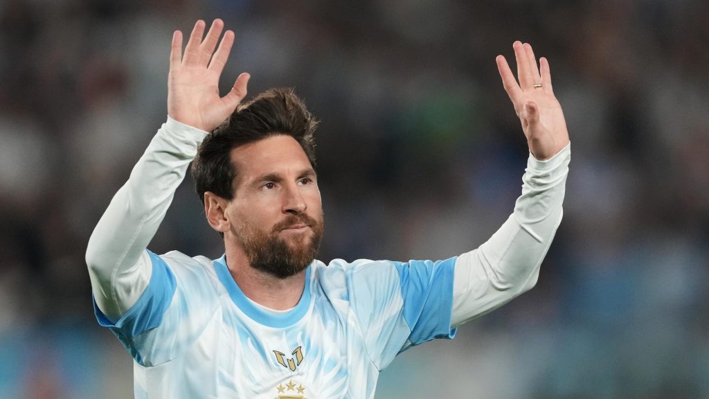 Lionel Messi bestreitet sein letztes Spiel für Argentinien in Buenos Aires, erzielt ein Tor und verabschiedet sich von den Fans. Seine Vereinskarriere geht weiter.