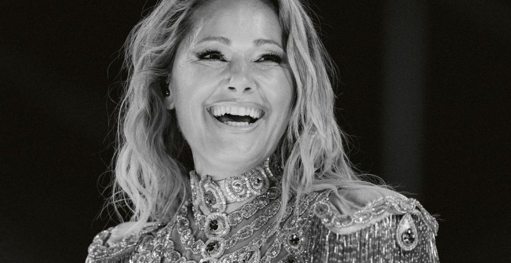 Helene Fischer veröffentlicht am 16. Oktober 2026 ihre neue Single „Warum“. Der Song feierte auf der 360°-Tour Premiere und erscheint auf ihrem kommenden Album.