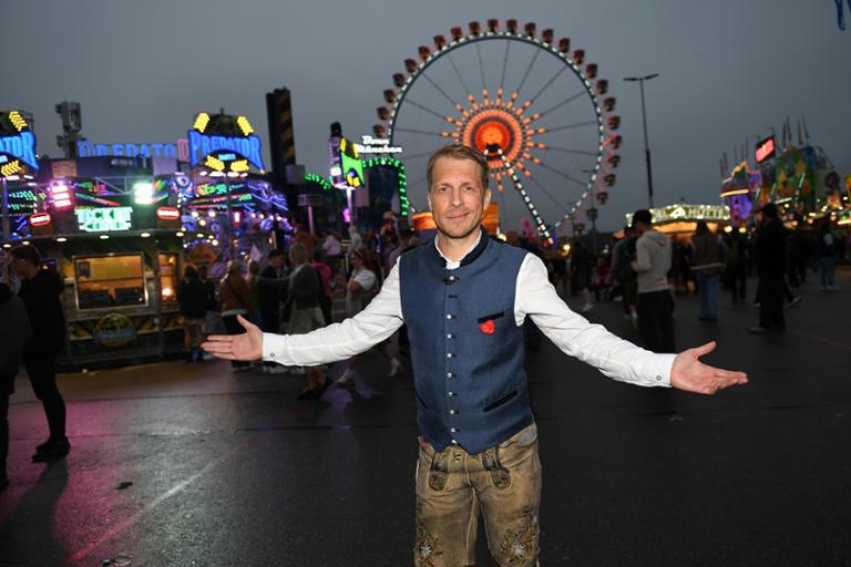 Oliver Pocher kritisiert Toiletten auf dem Oktoberfest nach Besuch mit seinem Sohn Oliver Pocher kritisiert den Zustand einer Toilette auf dem Oktoberfest nach einem Besuch mit seinem Sohn. Sein Bericht sorgt für Diskussionen über Familienbesuche.
