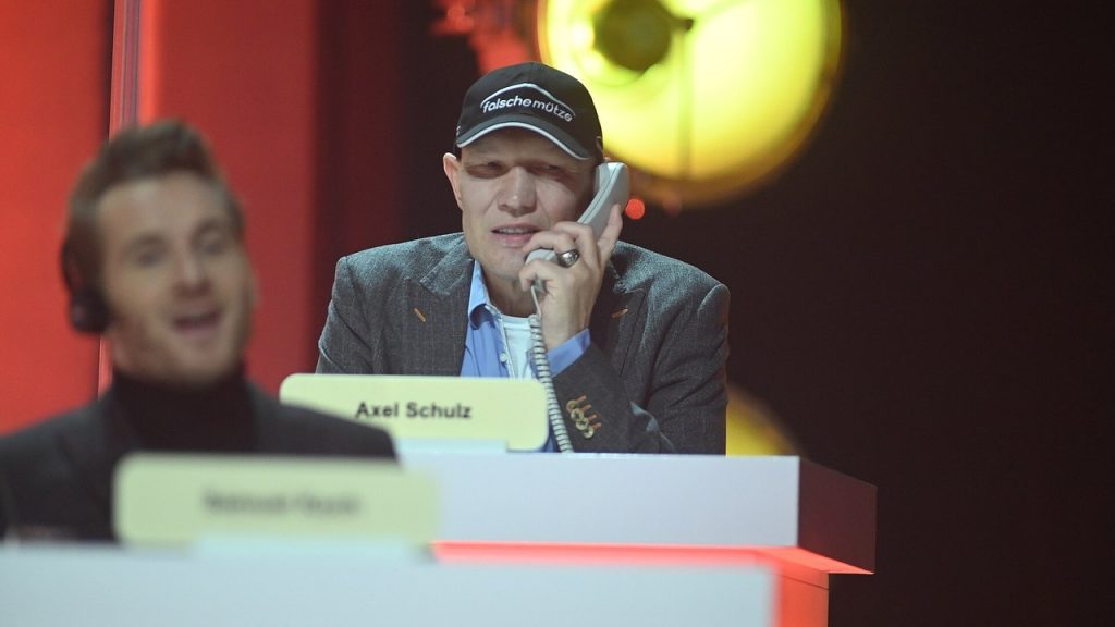 Ex-Boxer Axel Schulz am Spendentelefon der José Carreras Gala in Leipzig 2021