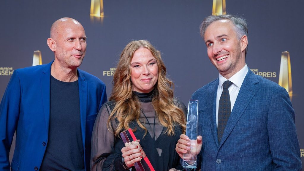 Jan Böhmermann mit dem Team von „Lass dich überwachen!“ beim Deutschen Fernsehpreis 2024