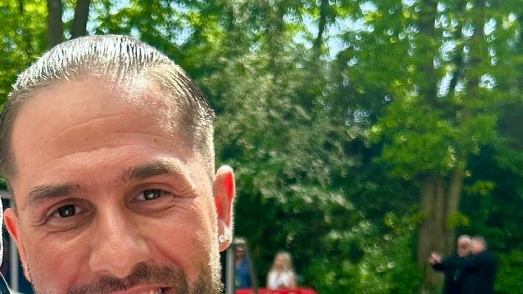 Maurice Dziwak, Sieger von Promi Big Brother 2026, lächelt in die Kamera