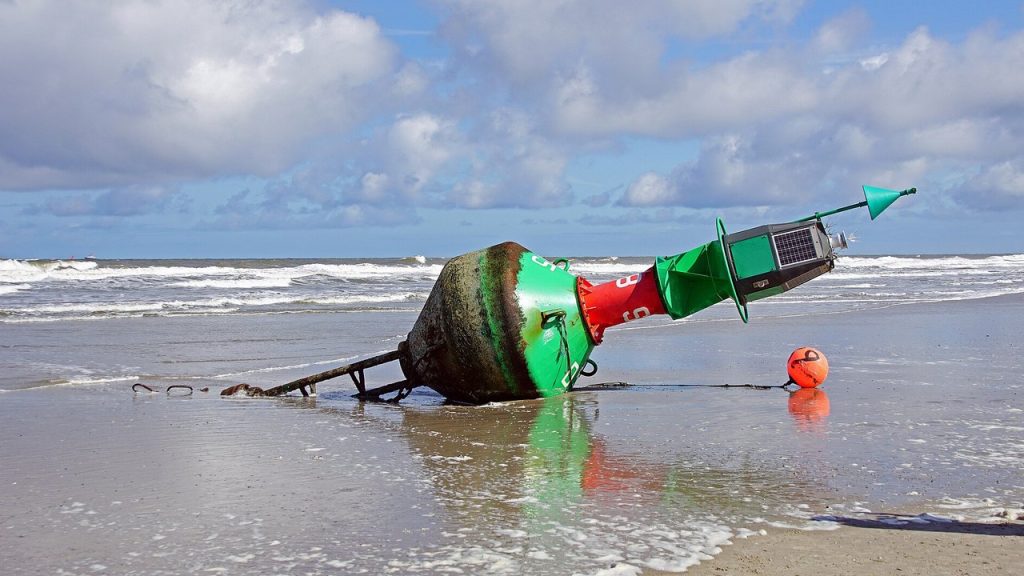 Wetter am Donnerstag: DWD warnt vor Sturmböen an der Nordsee und im Harz – am Wochenende droht Orkan Losgerissene Fahrwassertonne liegt nach einem Sturm am Nordseestrand im Wattenmeer