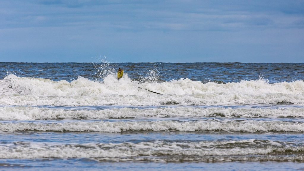 Brandung am Strand von Norderney bei windigem Wetter an der Nordsee